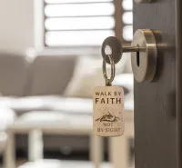 Porte-clé bois "Walk by faith not by sight"