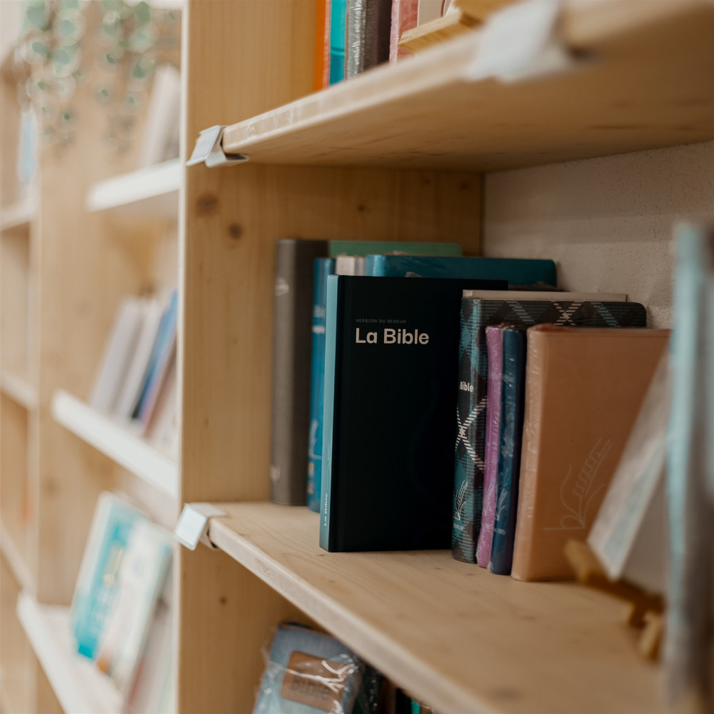  Nous recherchons des bénévoles ! 
 Travailler dans une librairie chrétienne évangélique t'intéresserait ? Tu aimes les livres, le contact avec les clients ? Tu es à l'aise avec l'ordinateur ?  
 Alors contacte-nous sans engagement pour en savoir plus en cliquant sur la photo ! 😃 
